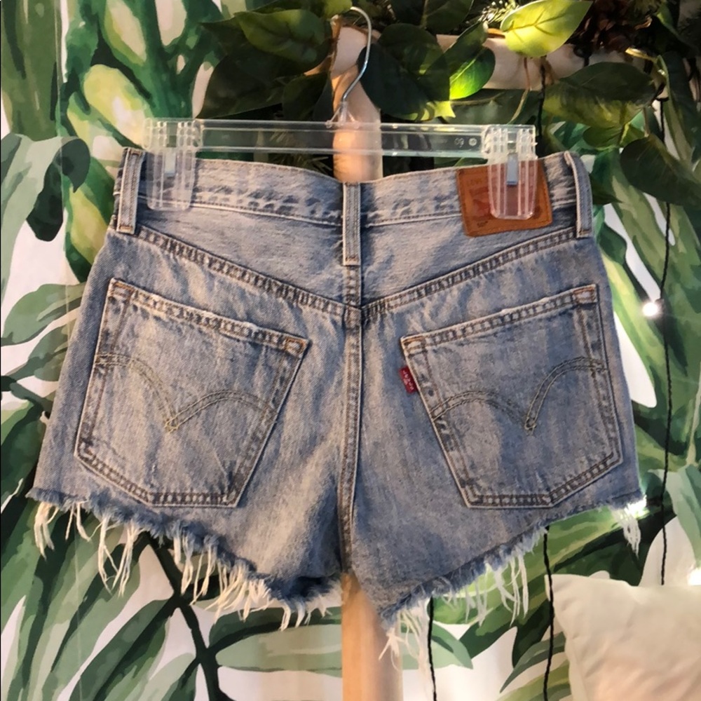 Levi high waisted 501 jean shorts - Picture 2 of 4